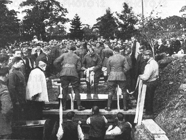 'Le Zeppelin Abattu; Dans la banlieue Nord de Londres; Funerailles militaires', 1916. Creator: Unknown.