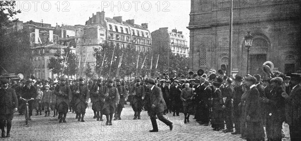 'Vers le Front; la population parisienne acclame ceux qui marchent a l'ennemi', 1914. Creator: Unknown.