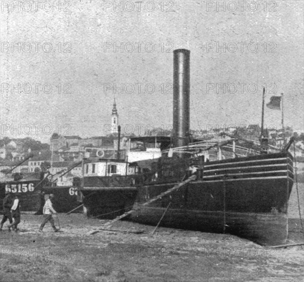 ''Victoires sur le Front Oriental; A Belgrade: un bateau autrichien capture', 1914. Creator: Unknown.