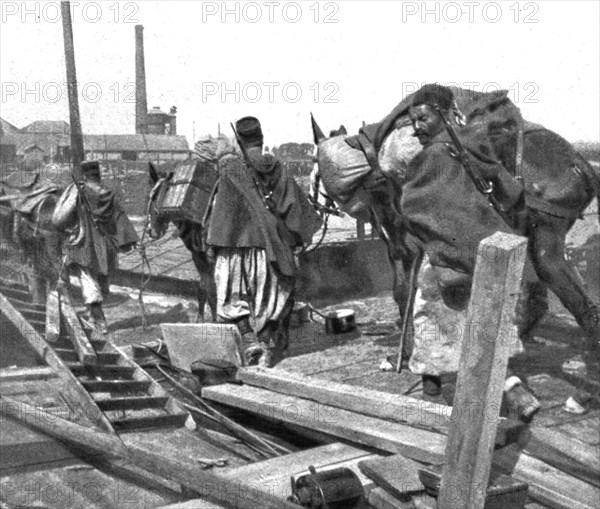 ''Devant les Falaises de L'Aisne; Un pont sur l'Oise improvise par le genie', 1914. Creator: Unknown.