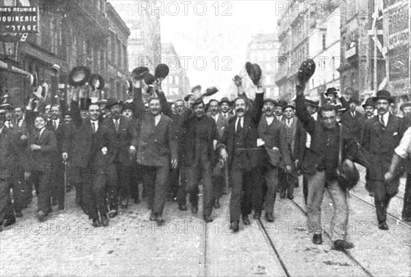 ''Aux cris de "Vive la France !", sa voiture est escortee jusqu'a l'Elysee', 1914. Creator: Unknown.