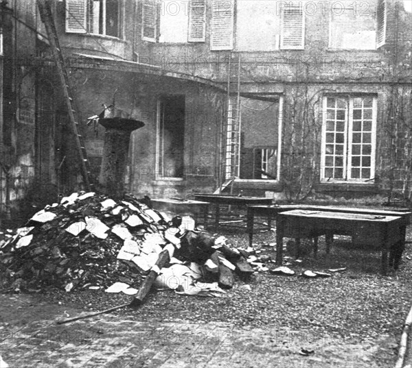 ''Les Combats Devant Soissons; La cour du Palais de Justice incendie', 1915. Creator: Unknown.