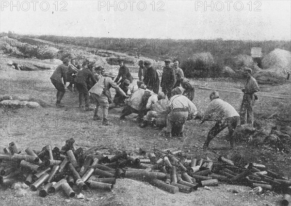 'Liaison des armes et camaraderie militaire; lutte a la corde entre les servants de deux..., 1916. Creator: Unknown.