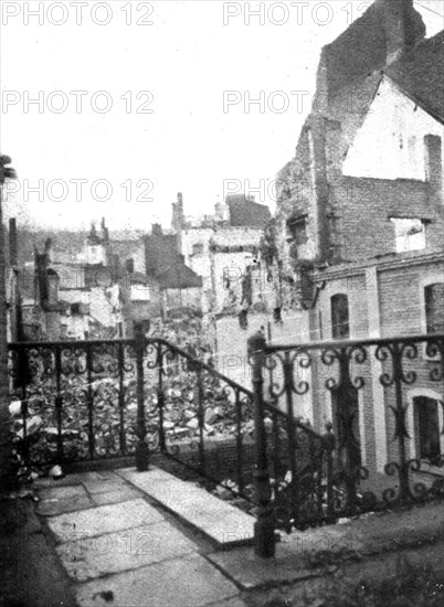 ''Dinant et Louvain: Dinant; le vide derriere les facades branlantes', 1914. Creator: Unknown.