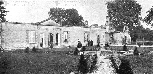 ''Nos regions Devastees; Le chateau d'Etrepy (Marne): facade sur le parc', 1914. Creator: Unknown.