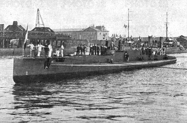 'Le sous-marin a la mer; lancement a Cherbourg d'un nouveau sous-marin completement acheve..., 1916. Creator: Unknown.