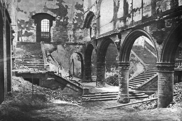 'Dinant et Louvain: Louvain; les ruines du vestibule de la bibliotheque', 1914. Creator: A Fuglister.