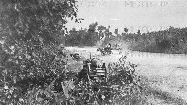 'L'instruction de la Nouvelle armee Belge; Dans un centre d'instruction de mitrailleurs..., 1916. Creator: Unknown.