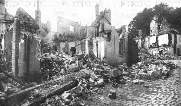 ''Le sac de Senlis; La rue Belion, a Senlis', 1914. Creator: Unknown.