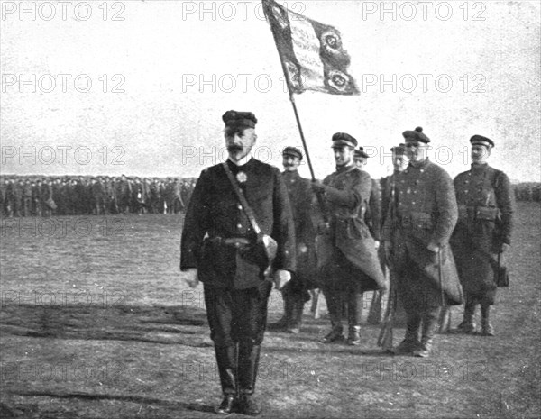 'Le Drapeau des Fusiliers Marins; Derriere le general, des combattants d'Ypres et de Dixmude', 1915. Creator: Unknown.