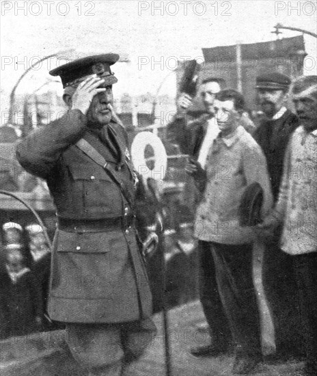 'La cooperation Britannique; Le general en chef de l'armee britannique salue par les marins', 1914 Creator: Unknown.