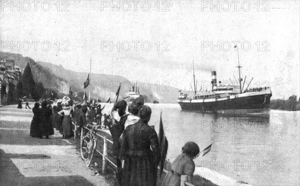 'L'Armee Britannique; Le long des rives de la Seine, que les transports Anglais remontent', 1914. Creator: Unknown.