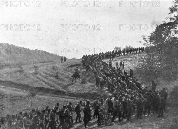 'La Serbie Courageuse; Traversant le col de Goutchevo, l'armee serbe monte a l'offensive', 1914 Creator: Unknown.