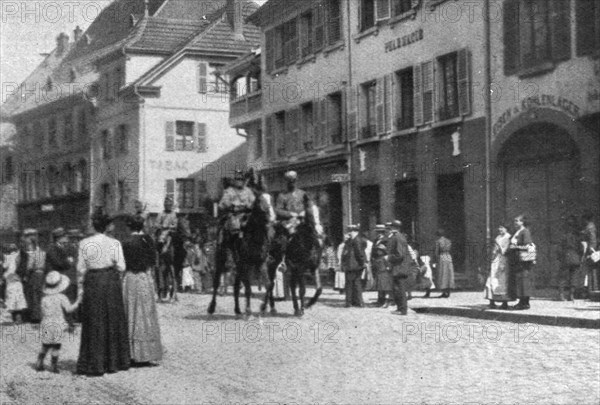 'En Alsace et sur la Frontiere; nos fantassins et un etat-major de brigade entrent a Thann', 1914. Creator: Unknown.