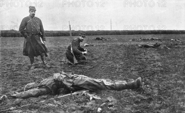 ''La reprise de Vermelles; L'identification des morts, apres le combat', 1914. Creator: Unknown.