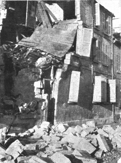 ''Les Combats Devant Soissons; Une maison eventree par un obus', 1915. Creator: Unknown.