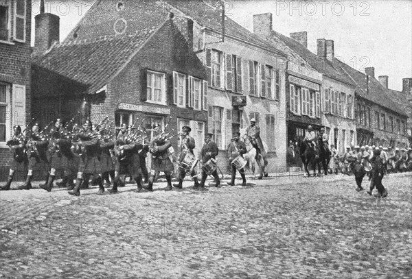 'Liaison des armes et camaraderie militaire; bag-piper defilant en tete d'un regiment de..., 1916. Creator: Unknown.