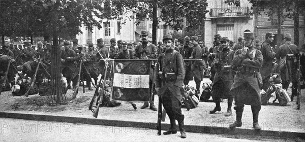 ''Vers le Front; On part: le drapeau du 102 d'infanterie', 1914. Creator: Unknown.