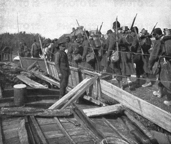 ''Devant les Falaises de L'Aisne; Un pont sur l'Oise improvise par le genie', 1914. Creator: Unknown.