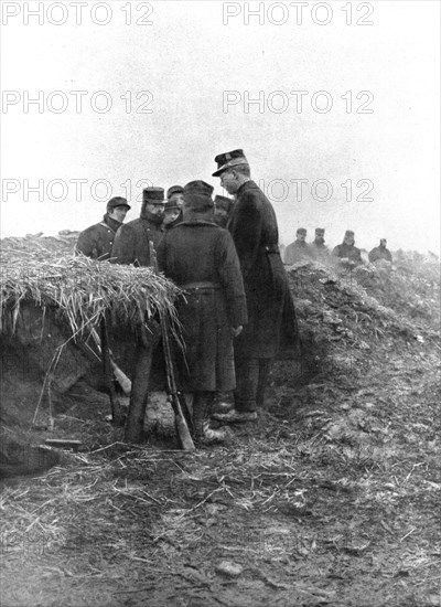 ''La Guerre de Tranchees; Le "Roi-camarade"; Albert 1er Dans les tranchees d'Avecapelle', 1915. Creator: Unknown.