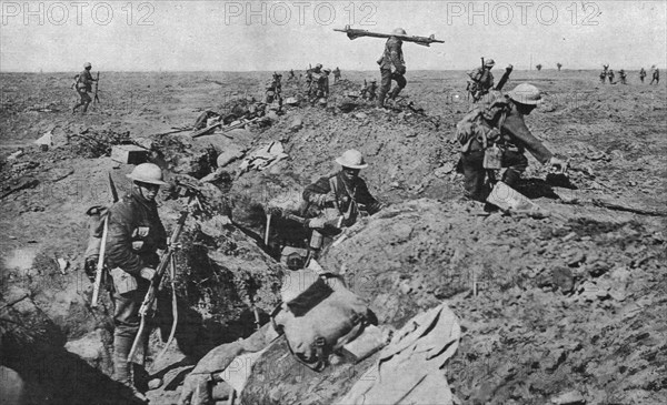 'La bataille de la Somme; Trois instantanes de l'attaque Britannique du 25 septembre..., 1916. Creator: Unknown.