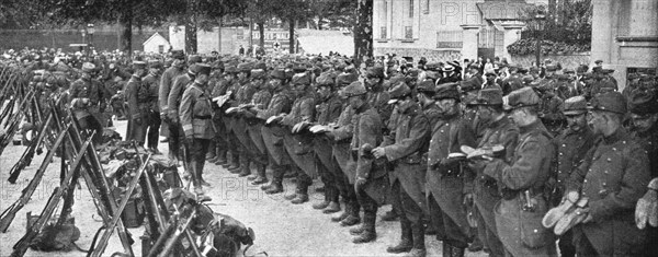 'Vers le Front; Le colonel passe en personne la revue des brodequins, place Saint...', 1914. Creator: Unknown.