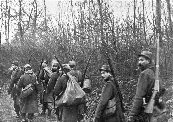 'La vie en Campagne; Une section, qui vient d'etre relevee, quitte les premieres lignes', 1914. Creator: Unknown.