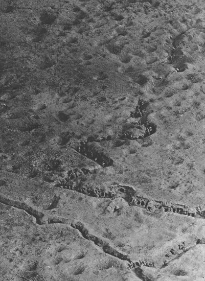 'La bataille de la Somme vue d'un aeroplane, a 200 metres de hauteur; Pendant l'attaque de..., 1916. Creator: Unknown.