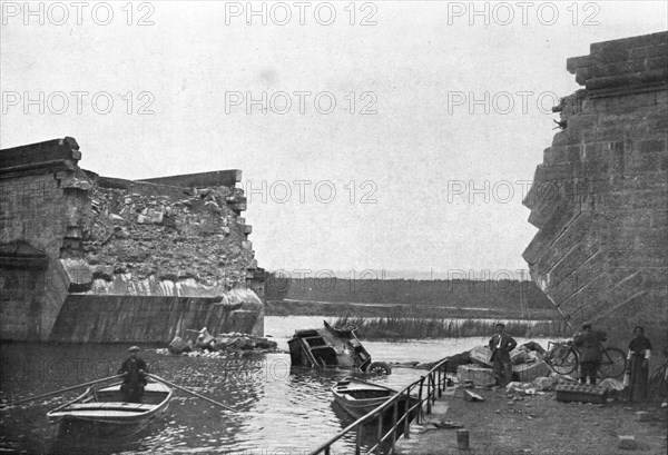 'L'immense champ de Bataille; Au pont de Trilport, pres de Meaux', 1914. Creator: Unknown.