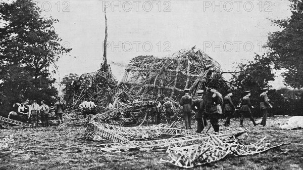 'Les raids Malheureux des Zeppelins sur l'Angleterre; debris du L32, autour de l'arbre sur..., 1916. Creator: Unknown.