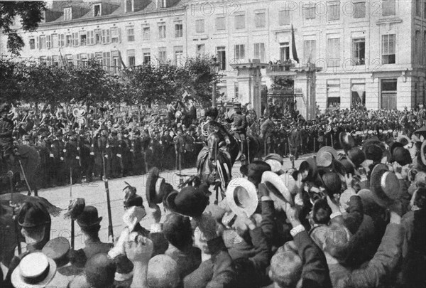 Le roi des Belges, se rendant au Parlement, est acclame par la population bruxelloise', 1914. Creator: Henneber.