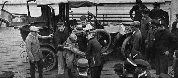 a Ostende des Belges consacrent d'infinies precautions au transport d'un blesse allemand', 1914. Creator: Unknown.