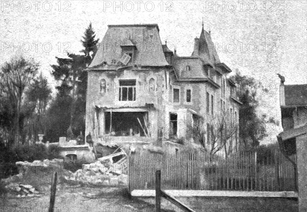 'L'exterieur de la maison de M Poincare, president de la Republique, a Sampigny', 1914. Creator: Unknown.