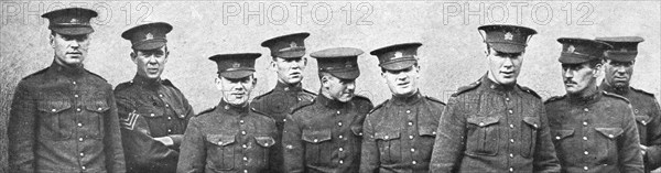 ''L'aide du Canada; Groupe de volontaires canadiens arrivant en Angleterre', 1914. Creator: Unknown.