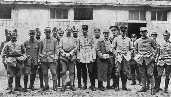'Un match militaire de football a Paris; L'equipe du 20e corps en tenue militaire', 1916. Creator: Unknown.