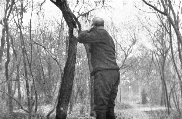 ''La vie en Campagne; Un colonel, la tunique bas, fait sa barbe', 1914. Creator: Unknown.