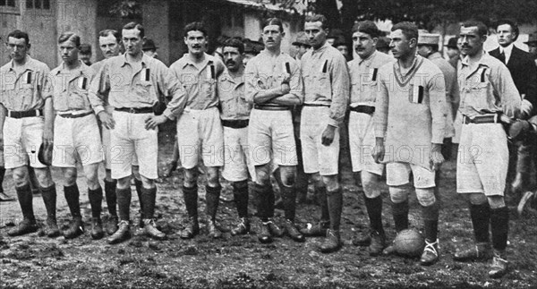 'Un match militaire de football a Paris; L'equipe sportive du 20e corps, au velodrome du... 1916. Creator: Unknown.