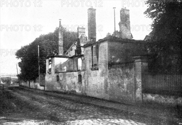 'A Baron, pres de Nanteuil, la villa incendiee d'Alberic Magnard', 1914. Creator: Unknown.