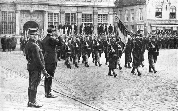 'A Furnes, le roi des Belges', 1914. Creator: Unknown.