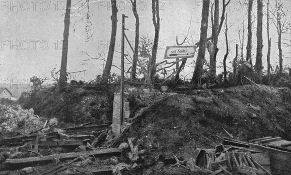 'La bataille de la Somme; le cimetiere de Combles, au bord de la route de Sailly-Saillisel..., 1916. Creator: Unknown.