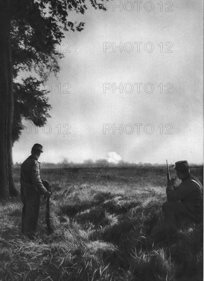 ''Sur la Ligne de Feu; Le premier shrapnell de la journee', 1914. Creator: Unknown.