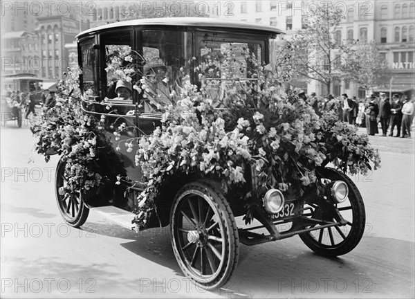 Odell, Mrs. George, Woman Suffragette, 1914. Creator: Harris & Ewing.