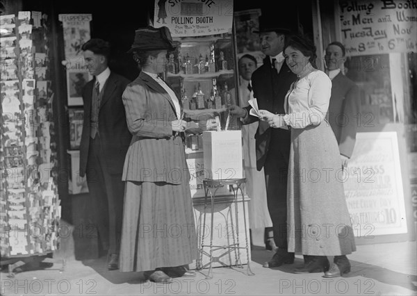 Woman Suffrage - Metting Pat, 1914. Creator: Harris & Ewing.