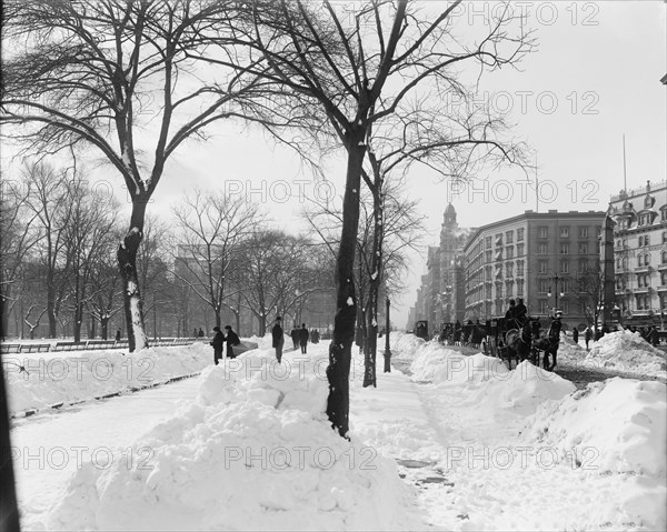 Fifth Ave. on a winter morning, New York, N.Y., between 1900 and 1906. Creator: Unknown.