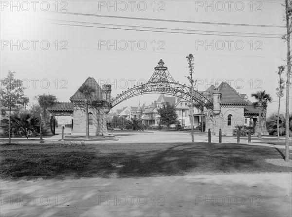 Entrance to Audubon Place, New Orleans, La., c1903. Creator: Unknown.