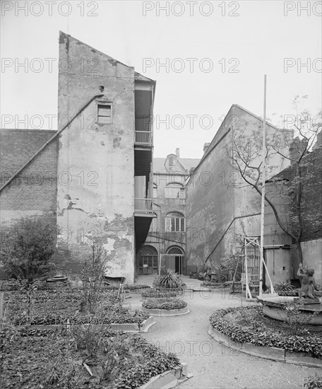 Old French court yard, New Orleans, La., between 1900 and 1906. Creator: Unknown.