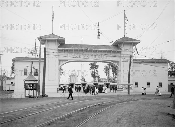 Entrance to the White City, Cleveland, O[hio], between 1900 and 1906. Creator: Unknown.