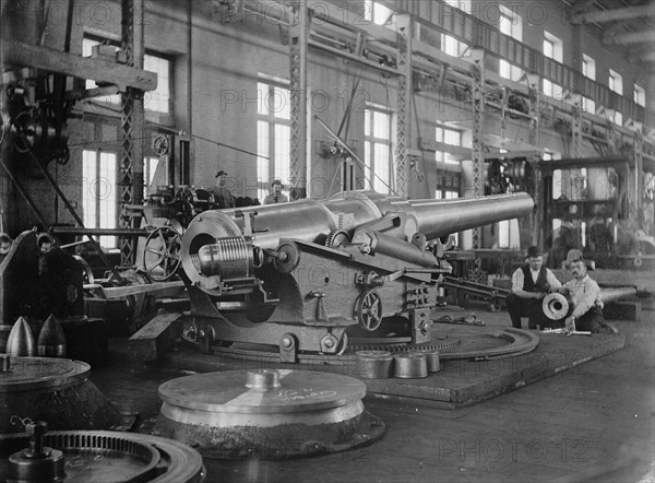 An assembled gun, Washington Navy Yard, between 1890 and 1901. Creator: Unknown.