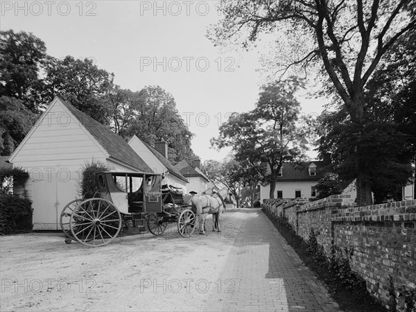 The Old English coach at Mt. Vernon, between 1900 and 1920. Creator: Unknown.