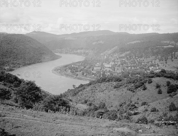 Hinton, W. Va. from west, between 1900 and 1920. Creator: Unknown.